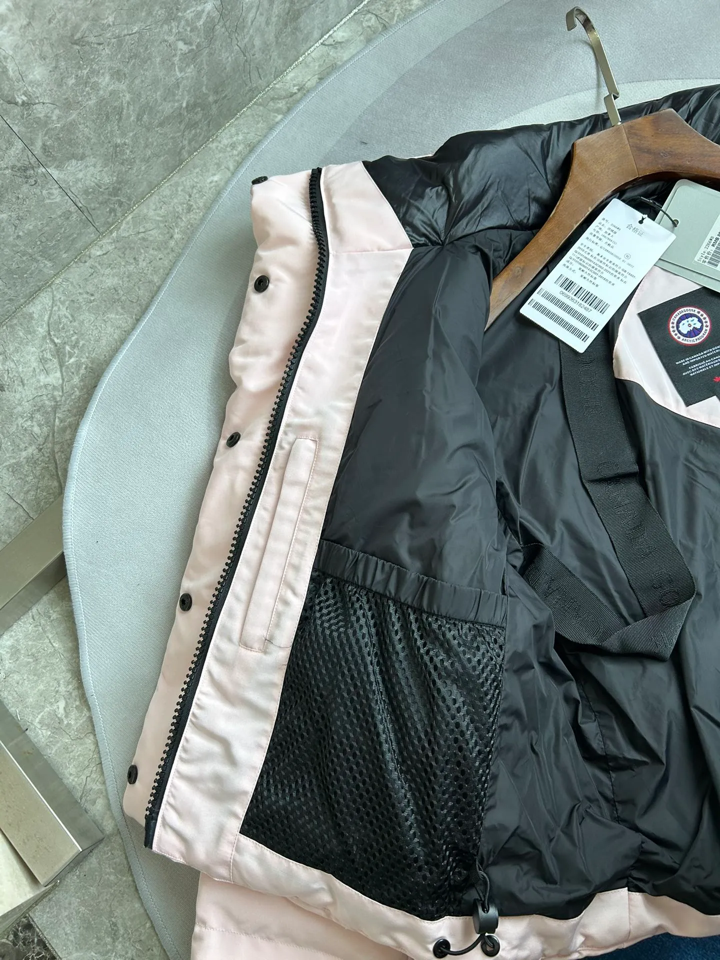 P880 E2266WB Grandview black label short jacket down jacket. Constructed from Arctic Tech recycled fabric®, it features a cinchable hem for sleek styling and storage. Color: Soft pink. Size: XS S M L XL.